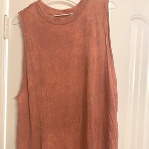 Lululemon medium tank. EUC. Raw hem detail.